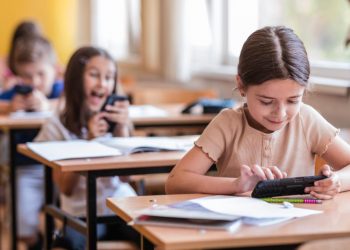 Öğrenciler okulda değil “dijitalle sosyalleşiyor”