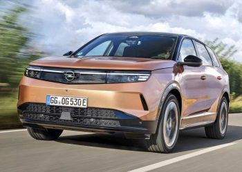 Opel Grandland yollarda kendisini FARk ettirdi
