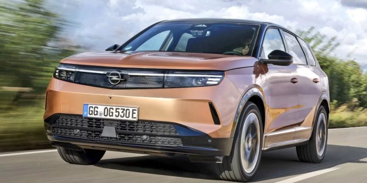 Opel Grandland yollarda kendisini FARk ettirdi