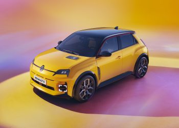 Renault 5 E-Tech şehrin atmosferini elektriklendirdi