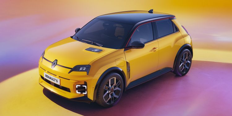 Renault 5 E-Tech şehrin atmosferini elektriklendirdi
