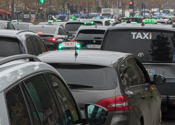 Fransa genelinde taksi şoförleri eylem düzenledi