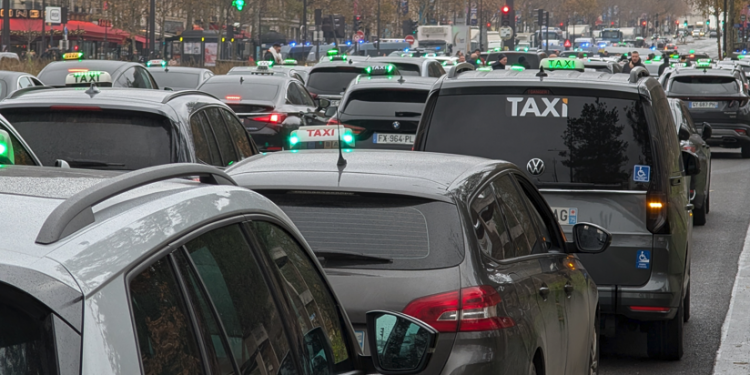 Fransa genelinde taksi şoförleri eylem düzenledi