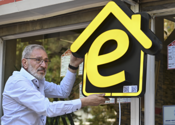 Yetkili emlak ofislerine “e” tabelaları asılıyor