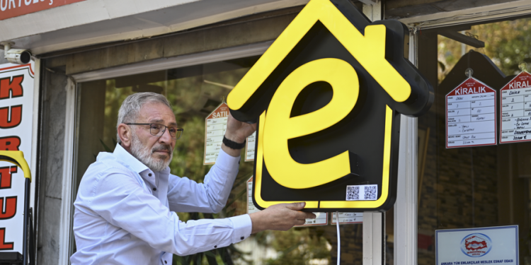 Yetkili emlak ofislerine “e” tabelaları asılıyor