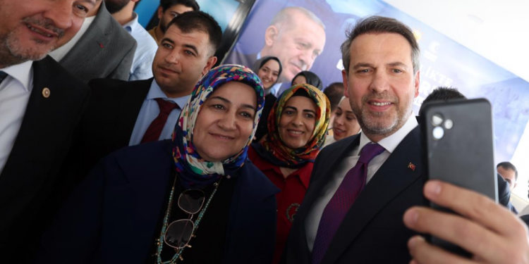 Nükleer enerji sürecinde gerilerde kalamayız