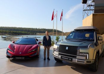 Kendi etrafında dönüp zıplayarak şov yaptı