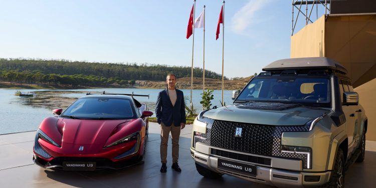 Kendi etrafında dönüp zıplayarak şov yaptı