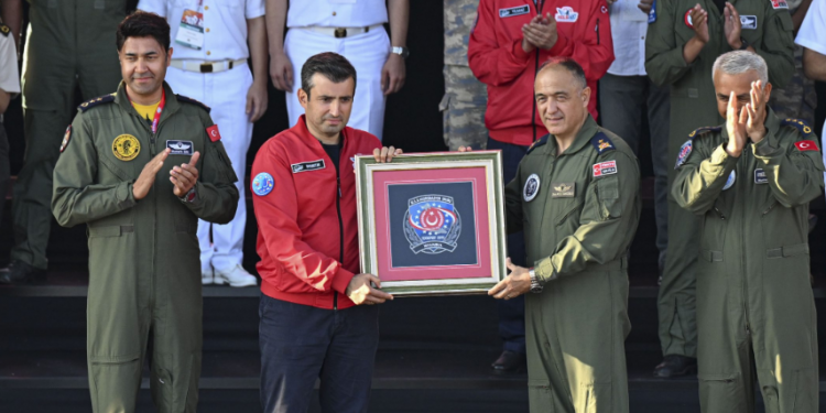 Savunma sanayisini test etti 1 milyondan fazla kişiyi mest etti