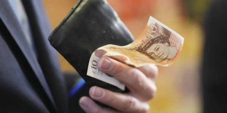 İngiliz ekonomisi durgun seyrini devam ettiriyor