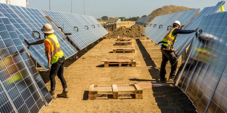 Rüzgar ve güneş santraliyle yatırımlar tırmanıyor