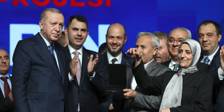 TOKİ yurdun dört yanında ev almak isteyenin yanında