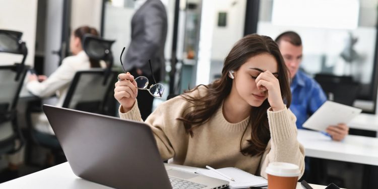 İngiltere işsizliğe odaklandı büyümede vites geriye alındı