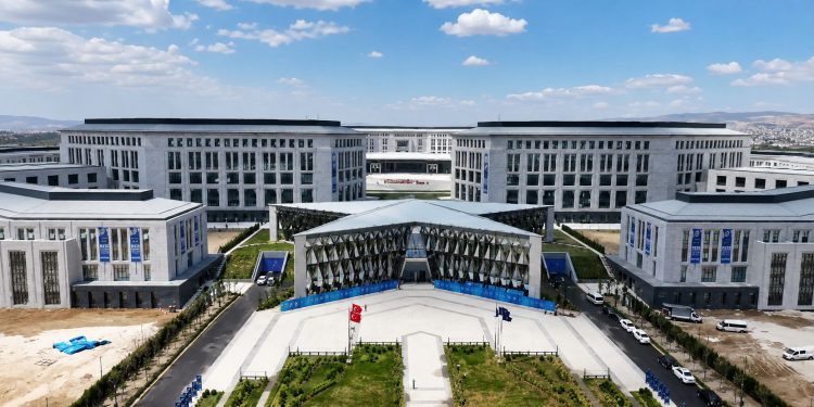 Ay Yıldız Karargahı 12 milyon metrekarede hizmet verecek